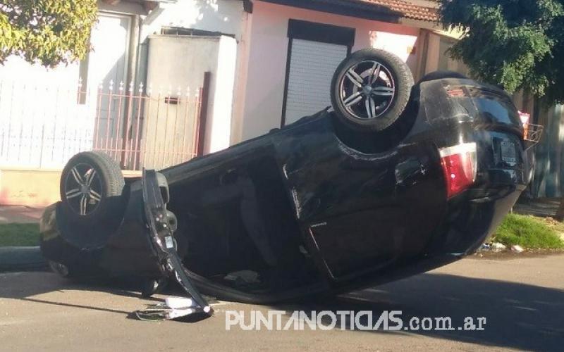 Un automóvil volcó en una calle interna del barrio Centenario  