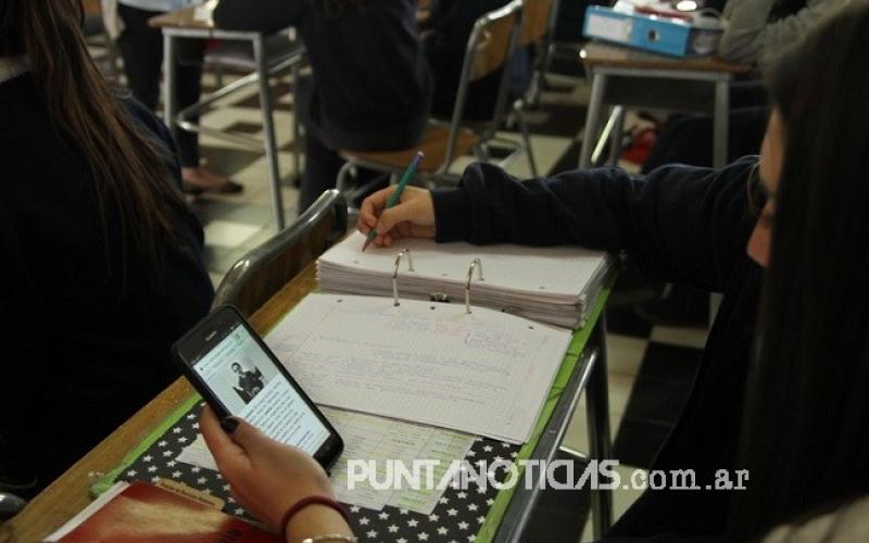 El Gobierno bonaerense comprará 9.000 celulares para alumnos secundarios