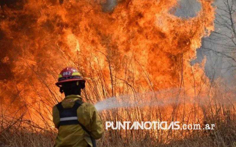 Tucumán y Catamarca: persisten incendios "fuera de control"