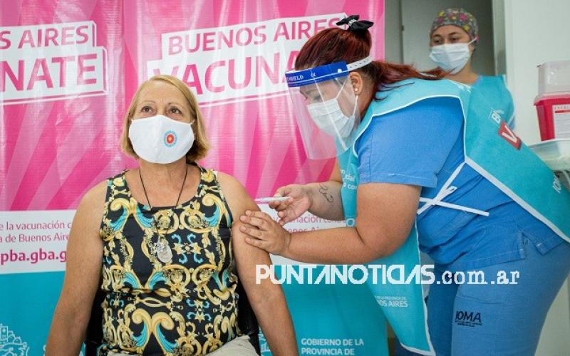 Buenos Aires: comenzaron a vacunar a adultos mayores y docentes con factores de riesgo