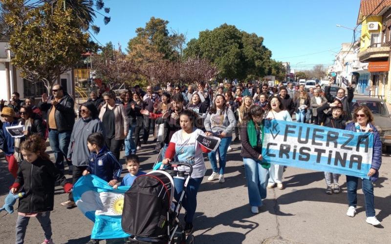 Hubo concentración y marcha en la Plaza Gral. Belgrano “en defensa de la paz social y la democracia”