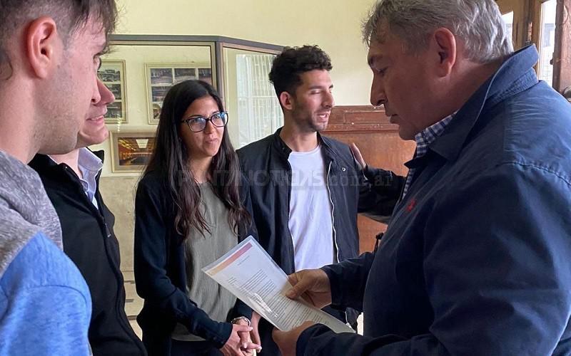 Jóvenes PRO entregaron petitorio al ministro D'Onofrio