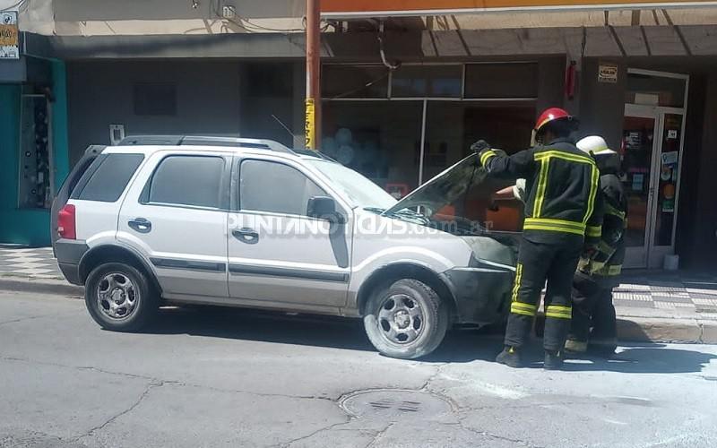 Incendio en auto movilizó a Bomberos