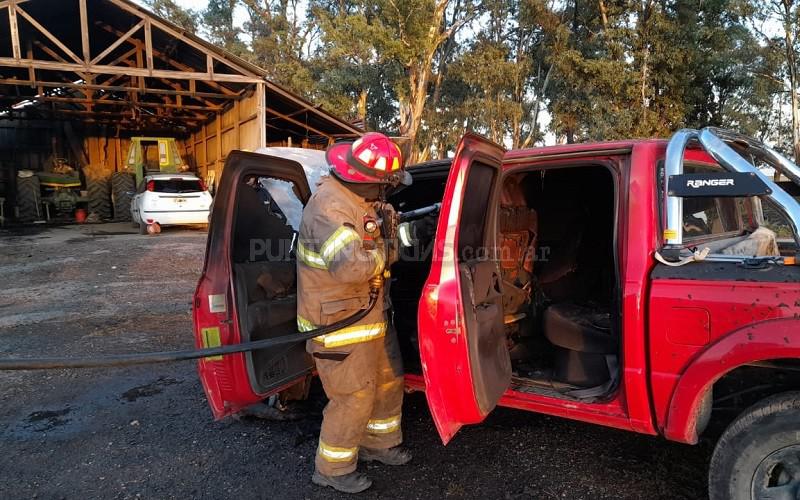 Bomberos acudieron al incendio de una camioneta en un campo de Bajo Hondo