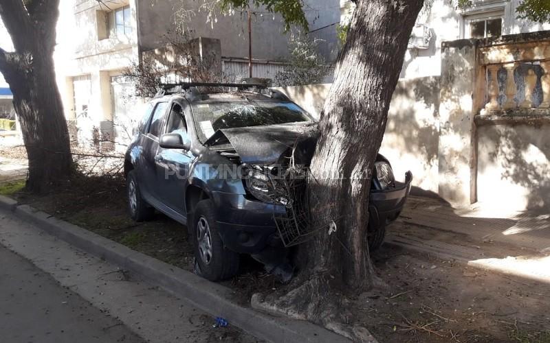 Fuerte impacto entre dos autos en la esquina de Humberto y Rosales