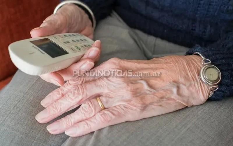 Engañaron a una abuela y entregó 6 mil dólares y 600 mil pesos