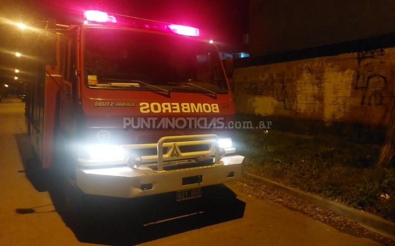 Bomberos en acción durante la madrugada