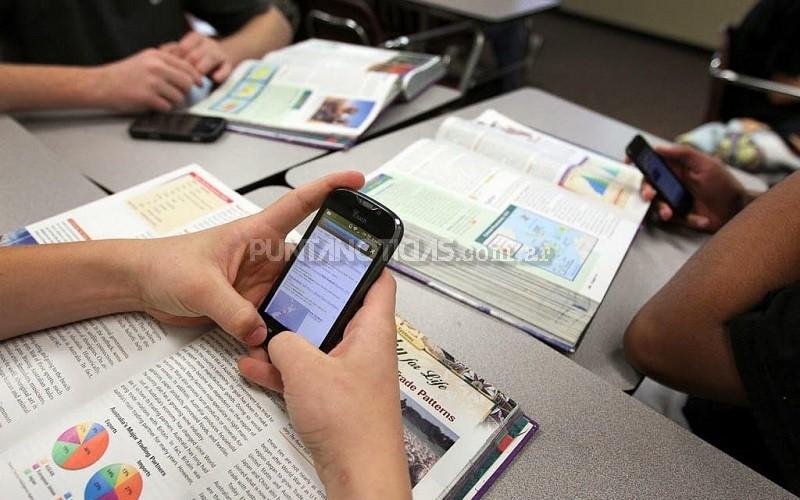 Buenos Aires: Sileoni defendió el uso de celulares en las escuelas bonaerenses