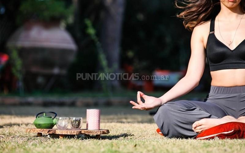 Tarde de “meditación y otras hierbas”