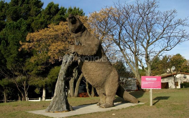 Libertarios proponen monumento de megaterio en la Ruta 3 y 113/2