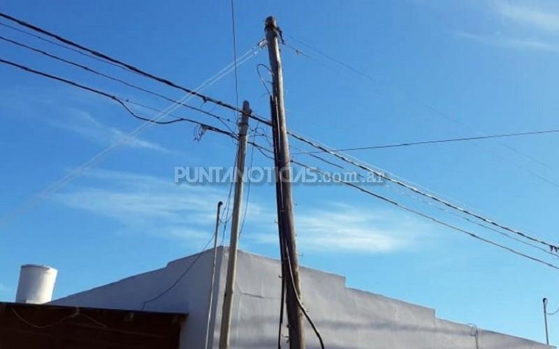 Piden a Telefónica que presente plan de erradicación de postes y cableado en desuso