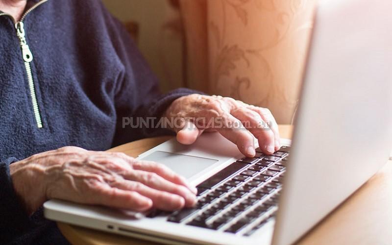 Proponen talleres gratuitos para que personas mayores puedan aprender a utilizar herramientas tecnológicas