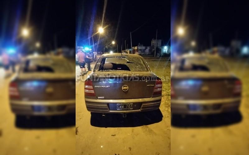 Lo golpearon con un caño en la cabeza y le rompieron los vidrios del auto