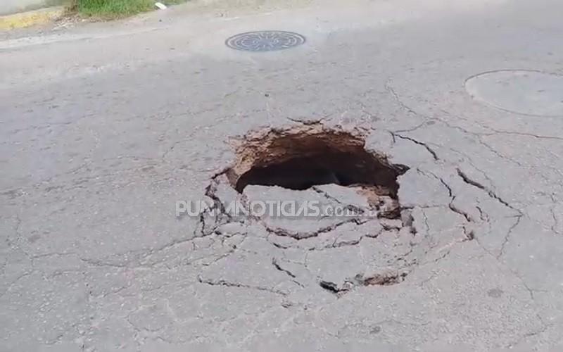 Cierran calle por hundimiento del pavimento