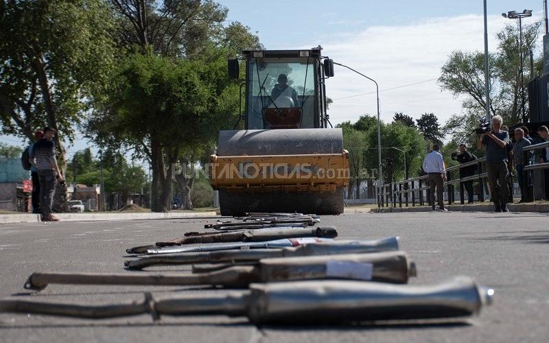 Promueven la destrucción pública de los caños de escape secuestrados como medio de control y transparencia