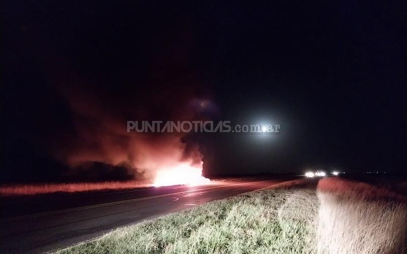 Desperfecto mecánico habría ocasionado el incendio de un auto